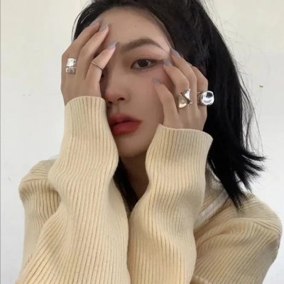 三个带面纱的女子